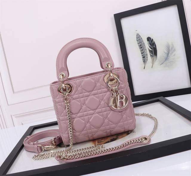 顶级原厂 配全套包装 羊筋绒皮里,专柜弹簧芯U扣 3格羊皮复古粉 金扣 藤格纹漆皮牛皮革迷你手袋,Cannage藤格纹缝线装饰,搭配链带和金属配饰。 可拆卸长链 顶级原厂 配全套包装 羊筋绒皮里,专柜弹簧芯U扣 3格羊皮复古粉 金扣 藤格纹漆皮牛皮革迷你手袋,Cannage藤格纹缝线装饰,搭配链带和金属配饰。 可拆卸长链