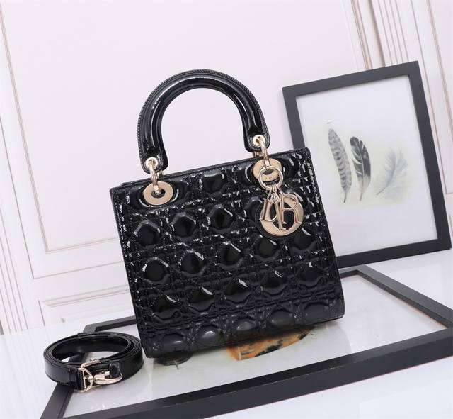 顶级原厂 配全套包装 羊筋绒皮里,专柜弹簧芯U扣 5格漆皮黑 金扣 藤格纹漆皮牛皮革迷你手袋，Cannage藤格纹缝线装饰，搭配链带和金属配饰。 搭配细长的可调