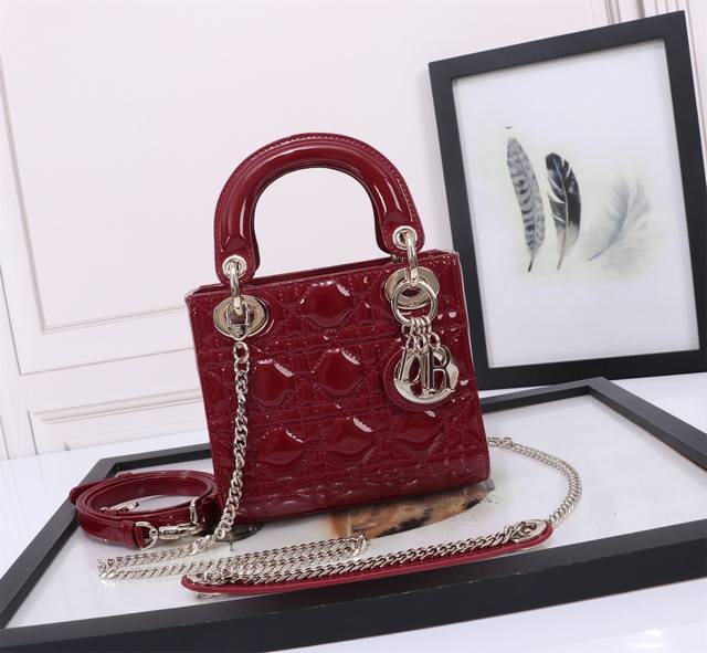 顶级原厂 配全套包装 羊筋绒皮里,专柜弹簧芯U扣 3格漆皮樱红 金扣 藤格纹漆皮牛皮革迷你手袋，Cannage藤格纹缝线装饰，搭配链带和金属配饰。 可拆卸长链带