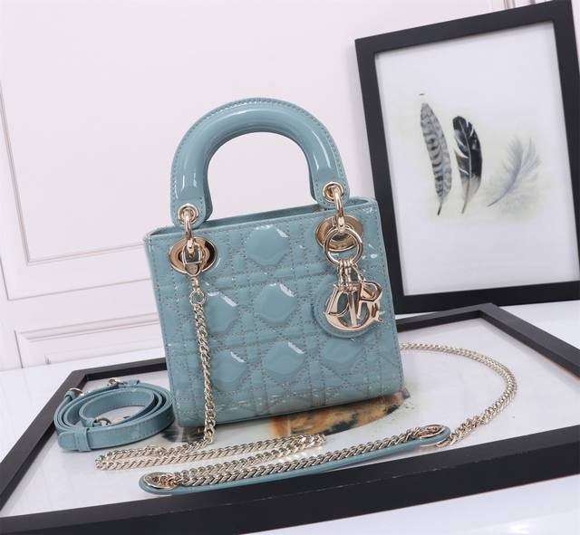 顶级原厂 配全套包装 羊筋绒皮里,专柜弹簧芯U扣 3格漆皮雾霾蓝 金扣 藤格纹漆皮牛皮革迷你手袋，Cannage藤格纹缝线装饰，搭配链带和金属配饰。 可拆卸长链