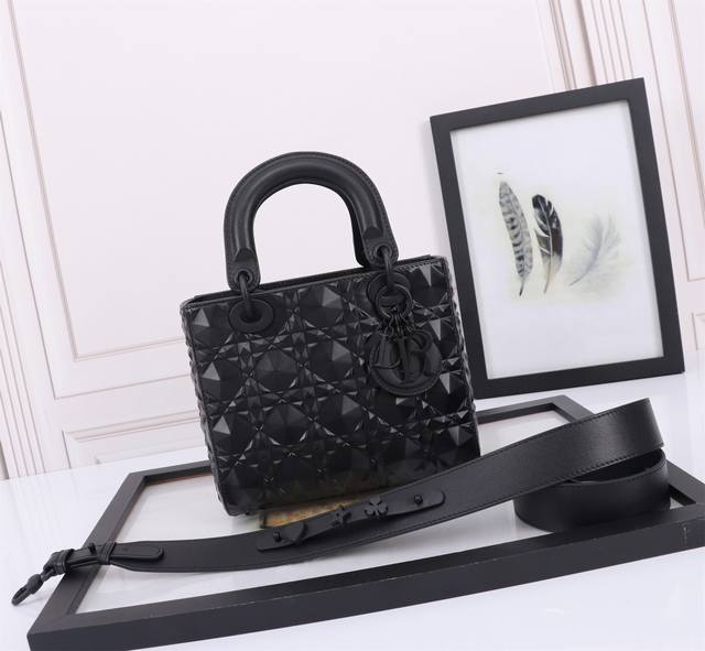 顶级原厂 配全套包装 戴妃4格钻纹黑色 黑扣 超纤绒里 藤格纹牛皮革手袋钻石格，搭配链带和金属配饰。 可拆卸长链带，可手提亦可肩背或斜挎 型号：D6604钻石纹