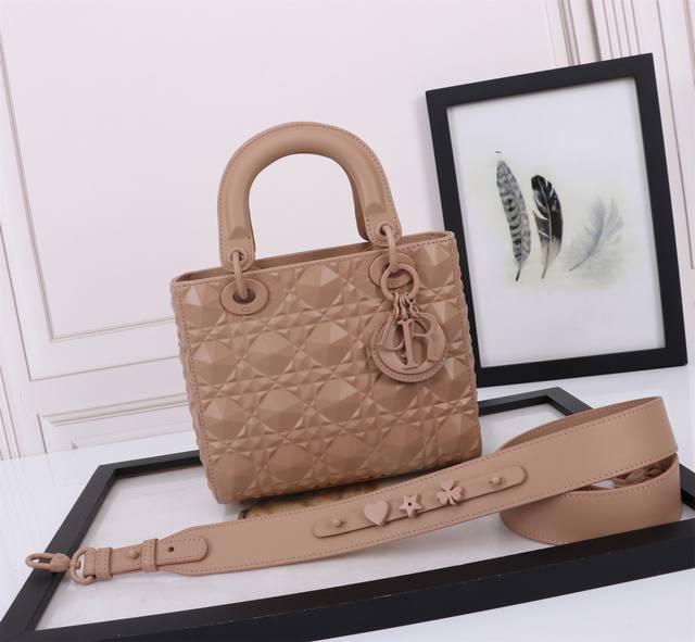 顶级原厂 配全套包装 戴妃4格钻纹粉色 粉扣 超纤绒里 藤格纹牛皮革手袋钻石格，搭配链带和金属配饰。 可拆卸长链带，可手提亦可肩背或斜挎 型号：D6604钻石纹