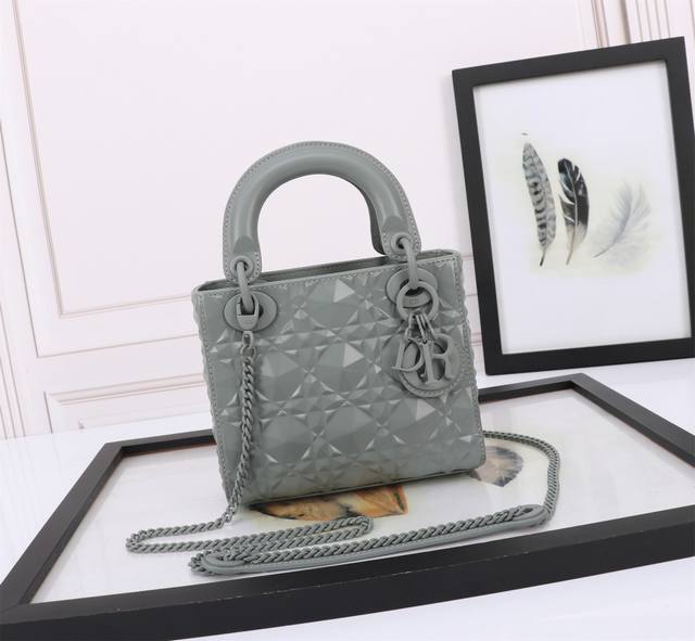 顶级原厂 配全套包装 戴妃3格钻石灰色 灰扣 超纤绒里 藤格纹牛皮革手袋，Cannage藤格纹缝线装饰，搭配链带和金属配饰。 可拆卸长链带，可手提亦可肩背或斜挎