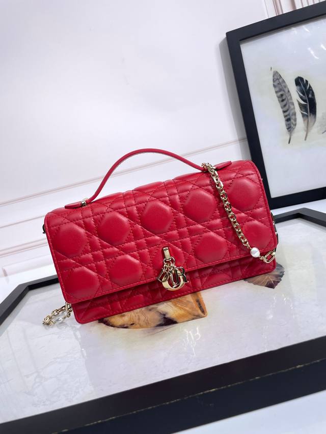 顶级原单 配全套包装 迷你手袋 樱红羊皮藤格纹 这款 My Dior 迷你手袋优雅实用,进一步丰富了此系列。采用胭脂粉色羊皮革精心制作,饰以藤格纹,正面搭配翻盖 顶级原单 配全套包装 迷你手袋 樱红羊皮藤格纹 这款 My Dior 迷你手袋优雅实用,进一步丰富了此系列。采用胭脂粉色羊皮革精心制作,饰以藤格纹,正面搭配翻盖