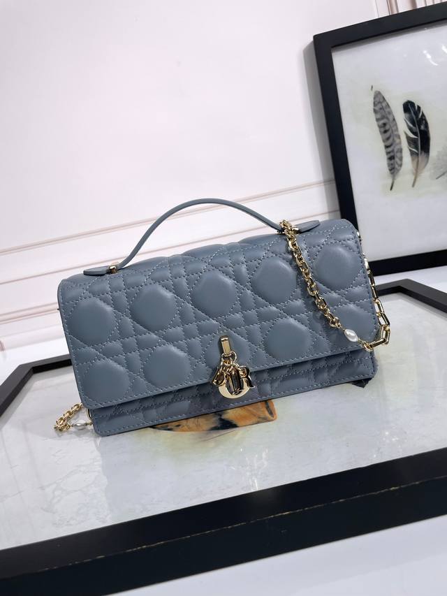 顶级原单 配全套包装 迷你手袋 天兰羊皮藤格纹 这款 My Dior 迷你手袋优雅实用，进一步丰富了此系列。采用胭脂粉色羊皮革精心制作，饰以藤格纹，正面搭配翻盖