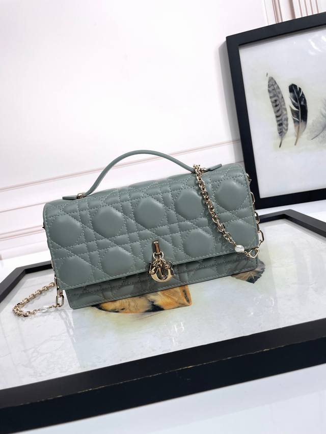 顶级原单 配全套包装 迷你手袋 岩石灰羊皮藤格纹 这款 My Dior 迷你手袋优雅实用，进一步丰富了此系列。采用胭脂粉色羊皮革精心制作，饰以藤格纹，正面搭配翻