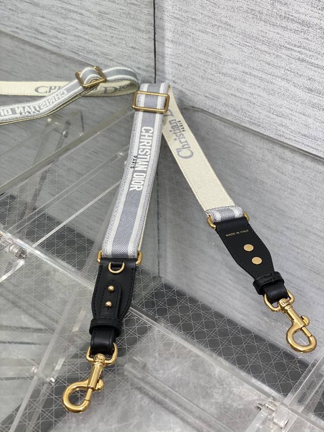 顶级原单 经典肩带 字母灰可调节 此款肩带是搭配Dior包包的神器刺绣制作镏金五金,长度95厘米 包括狗扣 顶级原单 经典肩带 字母灰可调节 此款肩带是搭配Dior包包的神器刺绣制作镏金五金,长度95厘米 包括狗扣