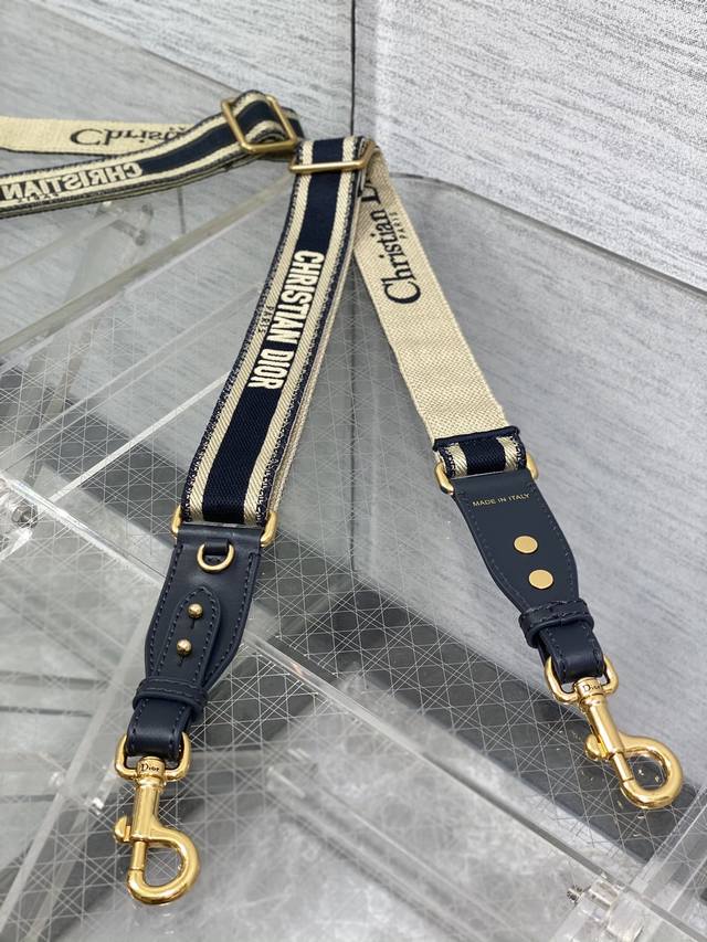 顶级原单 经典肩带 字母蓝可调节 此款肩带是搭配Dior包包的神器刺绣制作镏金五金,长度95厘米 包括狗扣 顶级原单 经典肩带 字母蓝可调节 此款肩带是搭配Dior包包的神器刺绣制作镏金五金,长度95厘米 包括狗扣