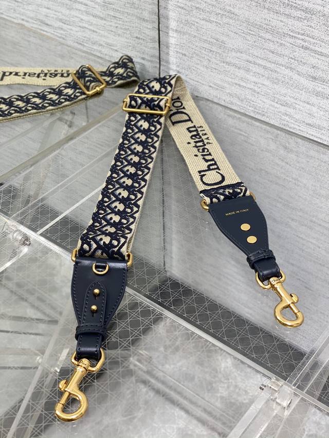 顶级原单 经典肩带 蓝D可调节 此款肩带是搭配Dior包包的神器刺绣制作镏金五金,长度95厘米 包括狗扣 顶级原单 经典肩带 蓝D可调节 此款肩带是搭配Dior包包的神器刺绣制作镏金五金,长度95厘米 包括狗扣