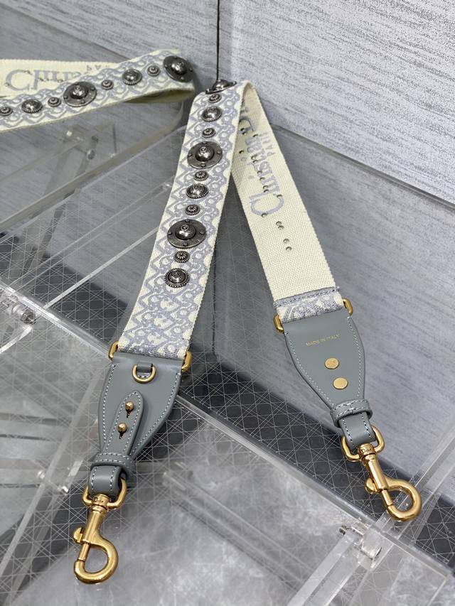 顶级原单 经典肩带 罗马灰 此款肩带是搭配Dior包包的神器刺绣制作镏金五金，长度95厘米 包括狗扣