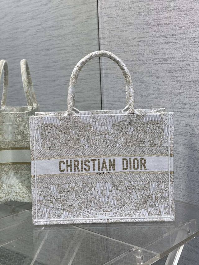 顶级原厂 配全套包装 中号现货 Tote最新圣诞金丝限量版系列，高雅大气 ，单独摆在那里都是发光的艺术品 ，独特的像素风，精致又可爱的刺绣，让整个包非常亮眼，超