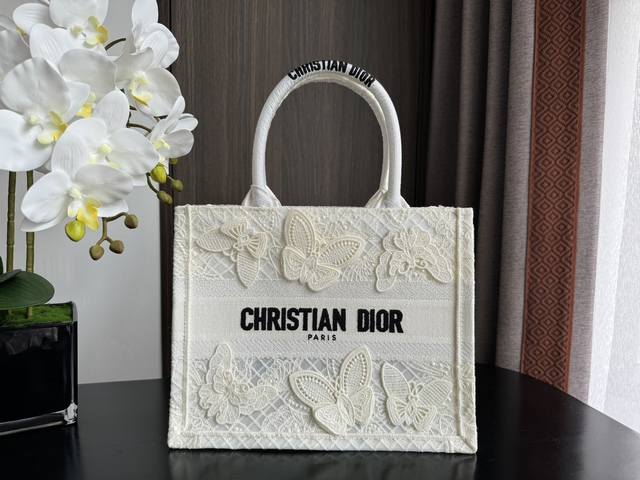顶级原厂 配全套包装 新款这款 Book Tote 手袋由 Dior 女装创意总监玛丽亚 嘉茜娅 蔻丽 Maria Grazia Chiuri 设计，是体现 D