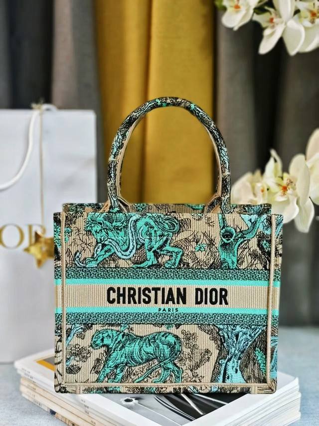 顶级原厂 配全套包装 新颜色杏绿虎动物园这款 Book Tote 手袋由 Dior 女装创意总监玛丽亚 嘉茜娅 蔻丽 Maria Grazia Chiuri 设
