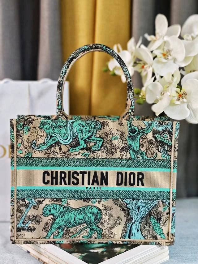 顶级原厂 配全套包装 新颜色杏绿虎动物园这款 Book Tote 手袋由 Dior 女装创意总监玛丽亚 嘉茜娅 蔻丽 Maria Grazia Chiuri 设