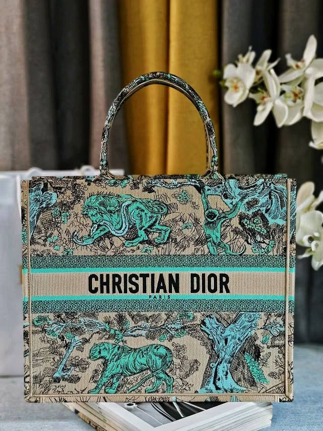 顶级原厂 配全套包装 新颜色杏绿虎动物园这款 Book Tote 手袋由 Dior 女装创意总监玛丽亚 嘉茜娅 蔻丽 Maria Grazia Chiuri 设