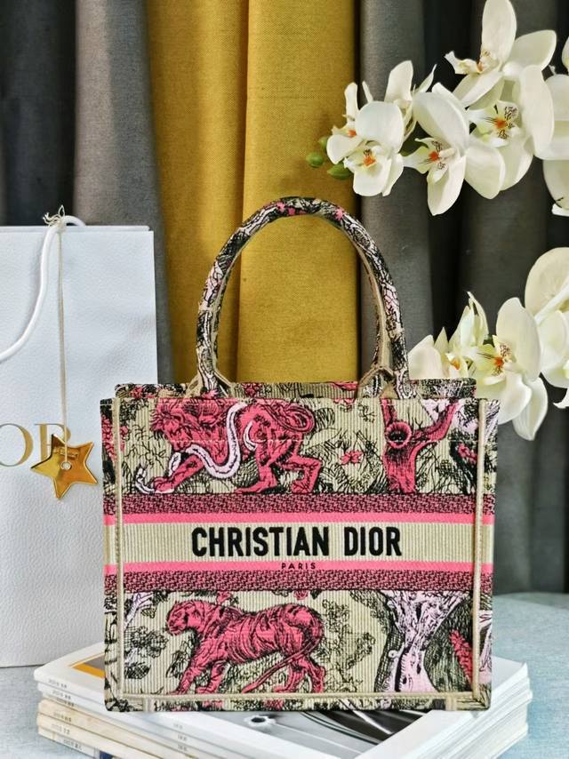 顶级原厂 配全套包装 新颜色杏红虎动物园这款 Book Tote 手袋由 Dior 女装创意总监玛丽亚 嘉茜娅 蔻丽 Maria Grazia Chiuri 设