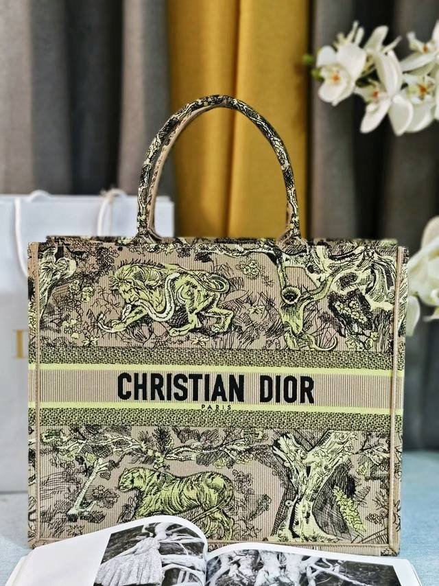 顶级原厂 配全套包装 新颜色杏黄虎动物园这款 Book Tote 手袋由 Dior 女装创意总监玛丽亚 嘉茜娅 蔻丽 Maria Grazia Chiuri 设 顶级原厂 配全套包装 新颜色杏黄虎动物园这款 Book Tote 手袋由 Dior 女装创意总监玛丽亚 嘉茜娅 蔻丽 Maria Grazia Chiuri 设