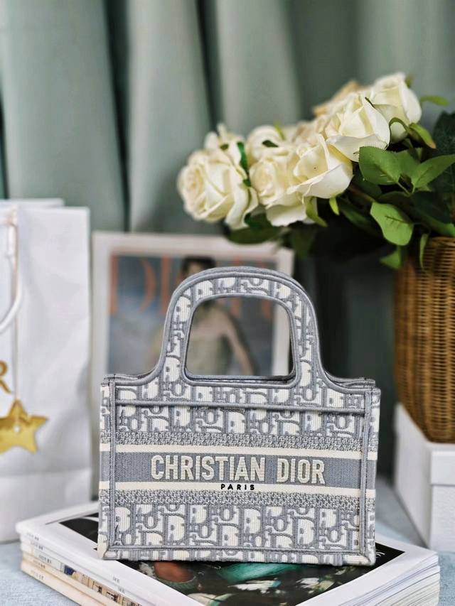 顶级原厂 配全套包装 全新升级。粗线灰D迷你。与正版无出入, D家. Mini Book Tote 复古又时髦的凹造型单品精湛的刺绣工艺完美呈现 随手一搭就能给 顶级原厂 配全套包装 全新升级。粗线灰D迷你。与正版无出入, D家. Mini Book Tote 复古又时髦的凹造型单品精湛的刺绣工艺完美呈现 随手一搭就能给