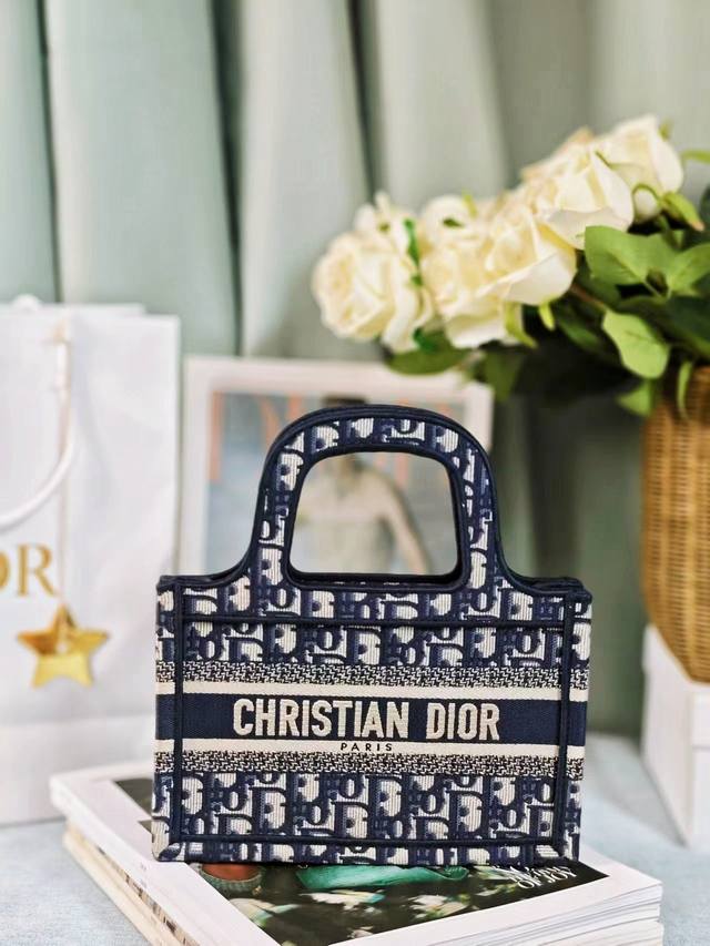 顶级原厂 配全套包装 全新升级。粗线蓝D迷你。与正版无出入, D家. Mini Book Tote 复古又时髦的凹造型单品精湛的刺绣工艺完美呈现 随手一搭就能给 顶级原厂 配全套包装 全新升级。粗线蓝D迷你。与正版无出入, D家. Mini Book Tote 复古又时髦的凹造型单品精湛的刺绣工艺完美呈现 随手一搭就能给