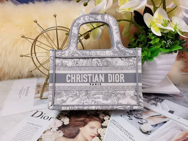 顶级原厂 配全套包装 经典灰老虎迷你。与正版无出入, D家. Mini Book Tote 复古又时髦的凹造型单品精湛的刺绣工艺完美呈现 随手一搭就能给搭配带来 顶级原厂 配全套包装 经典灰老虎迷你。与正版无出入, D家. Mini Book Tote 复古又时髦的凹造型单品精湛的刺绣工艺完美呈现 随手一搭就能给搭配带来