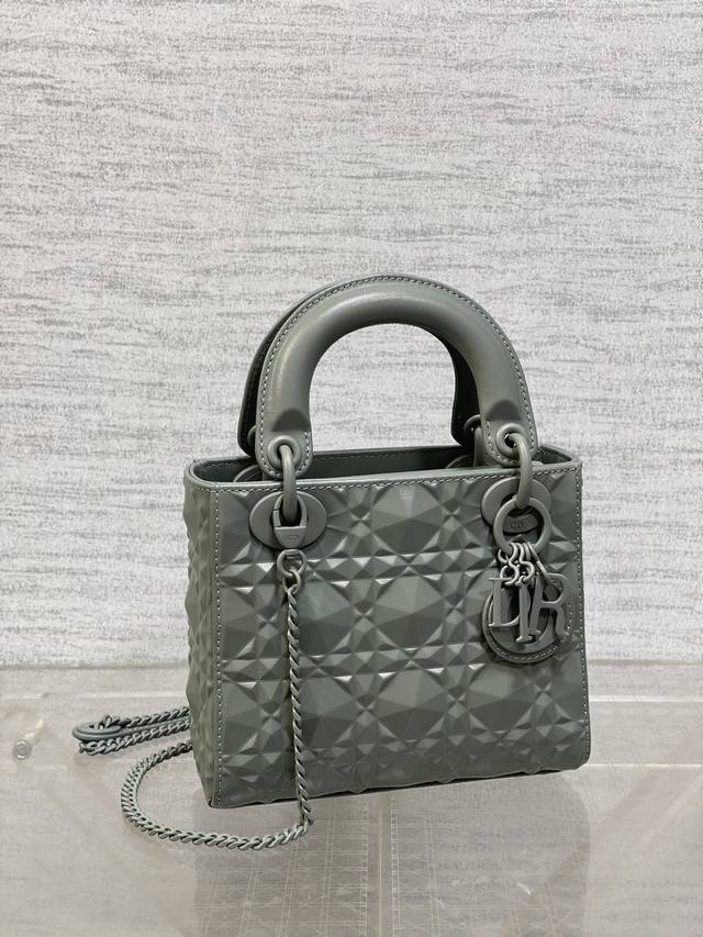 顶级原单 配全套包装 现货 三格雾面系列哑光灰，全新的钻石菱格，高品质的牛皮压纹，搭配哑光五金，可咸可甜，既休闲又优雅，本季度最独特的三格Lady，酷女孩专属包