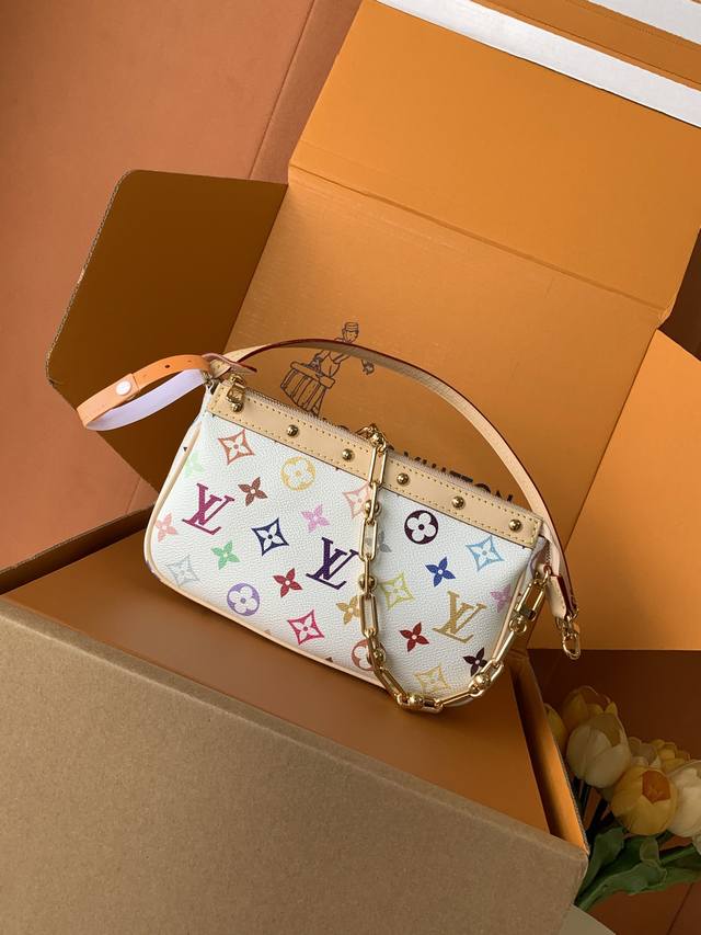 特级全钢 M13404 本款Pochette Accessoires手袋取材涂层帆布，以缤纷Monogram图案演绎路易威登×村上隆跨界合作系列的灵动格调。牛皮