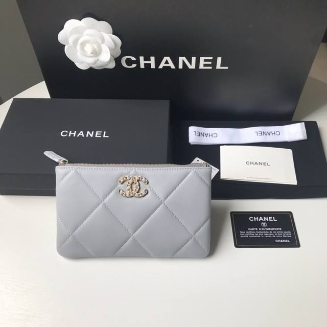 Chanel 19系列小羊皮手拿随身包到货、时尚大气、款号A P1159尺寸:20X12.2X1Cm。 Chanel 19系列小羊皮手拿随身包到货、时尚大气、款号A P1159尺寸:20X12.2X1Cm。