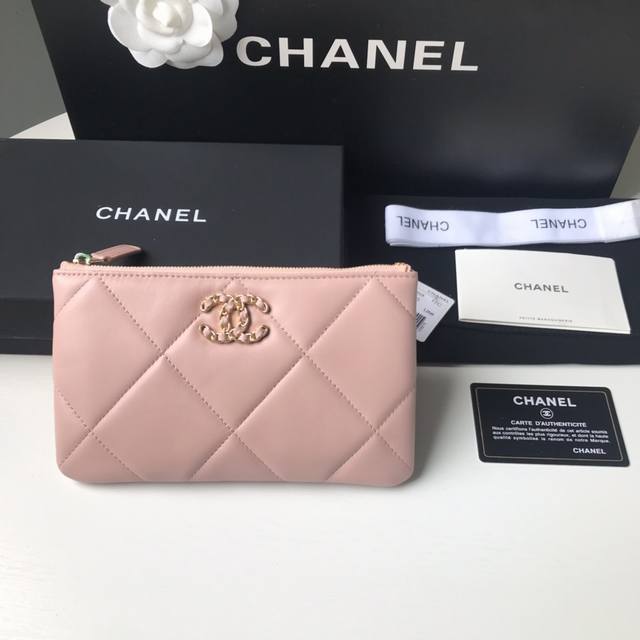 Chanel 19系列小羊皮手拿随身包到货、时尚大气、款号A P1159尺寸:20X12.2X1Cm。 Chanel 19系列小羊皮手拿随身包到货、时尚大气、款号A P1159尺寸:20X12.2X1Cm。