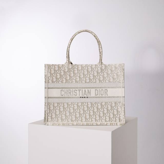 顶级原厂 配全套包装 这款 Book Tote 手袋由 D女装创意总监玛丽亚 嘉茜娅 蔻丽 Maria Grazia Chiuri 设计，是体现审美的主打单品。