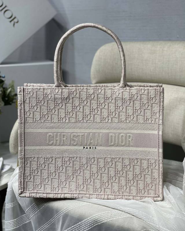 顶级原厂 配全套包装 小号 D Book Toteoblique 系列 M8001玫瑰粉 小号尺寸:36.5 *28*17.5Cm 大号尺寸: 41.5*38* 顶级原厂 配全套包装 小号 D Book Toteoblique 系列 M8001玫瑰粉 小号尺寸:36.5 *28*17.5Cm 大号尺寸: 41.5*38*