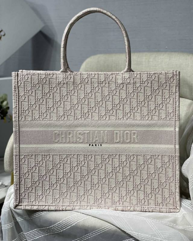 顶级原厂 配全套包装 大号 D Book Toteoblique 系列 M8001玫瑰粉 小号尺寸：36.5 *28*17.5Cm 大号尺寸: 41.5*38*