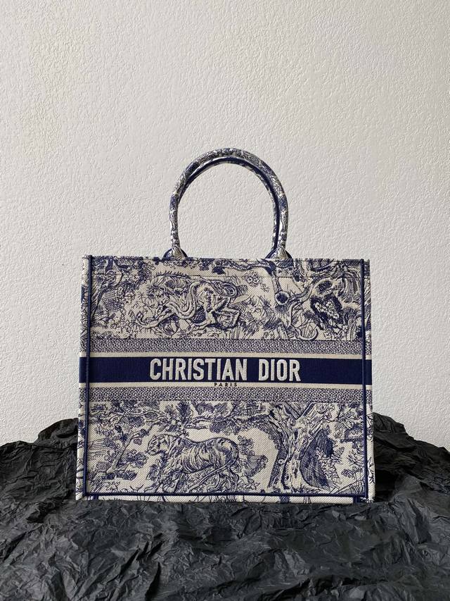 顶级原厂 配全套包装 蓝老虎，大号 丛林系列购物袋 全手工立体刺绣 凹凸有致 浓厚的复古艺术气息简直是行走的艺术品 超大容量更是吹爆它 特别适合想把整个家带出门