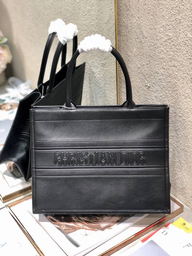 顶级原单 配全套包装 小号 Di0R Book Tote 多数人消费奢侈品牌首先想到的是买实用型的经典款 但其实像Dior这种合作艺术Tote应该作为重点收藏复 - 点击图像关闭