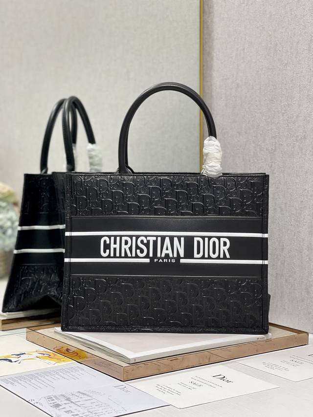 顶级原单 配全套包装 全皮丝印黑色 小号 Dior Book Tote 购物袋 这款Book Tote手袋灵感来自女装创意总监玛丽亚 嘉茜娅 蔻丽 Maria