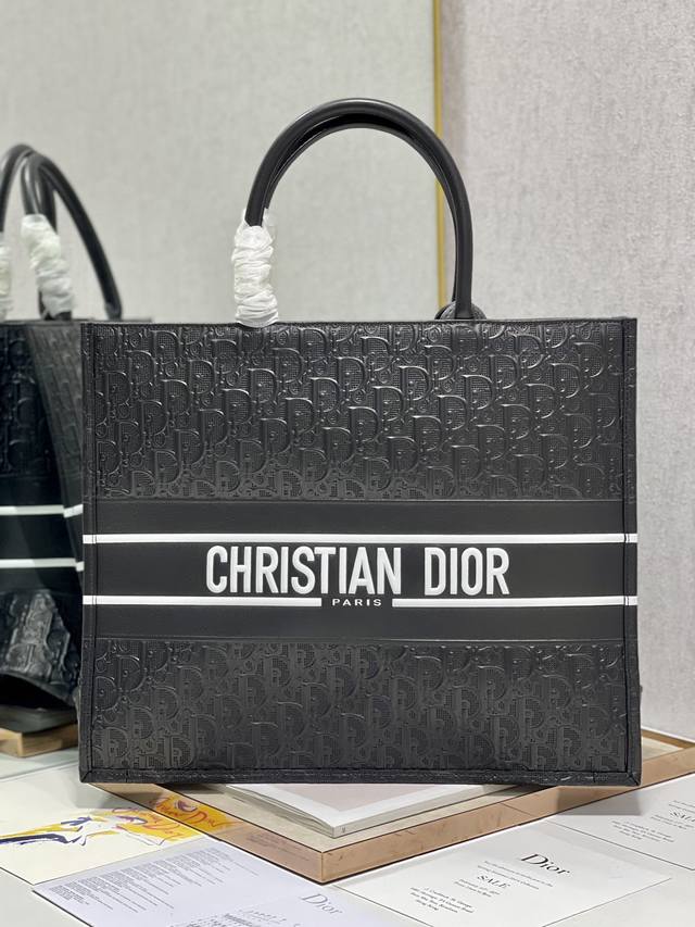 顶级原单 配全套包装 全皮丝印黑色 大号 Dior Book Tote 购物袋 这款Book Tote手袋灵感来自女装创意总监玛丽亚 嘉茜娅 蔻丽 Maria