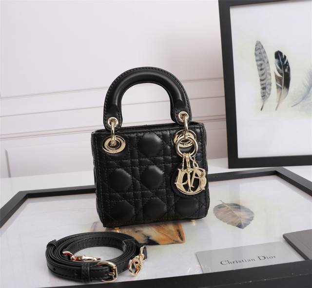 顶级原厂 全套包装 Lady Dior 戴妃超迷你黑色这款超迷你 Lady Dior 手袋体现了 Dior 对精致和美丽的深刻洞见。采用玫瑰粉色羊皮革精心制作，