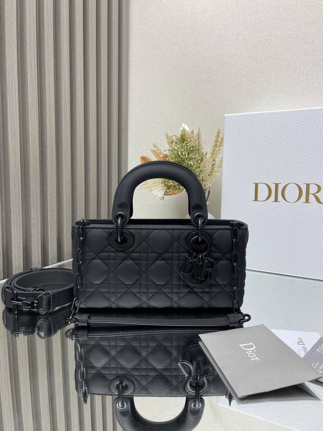 顶级原厂 配全套包装 小号 Lady D-Joy 手袋 磨砂黑 这款 Lady D-Joy 手袋凸显 Lady Dior 系列的简约美学，集中体现了 Dior