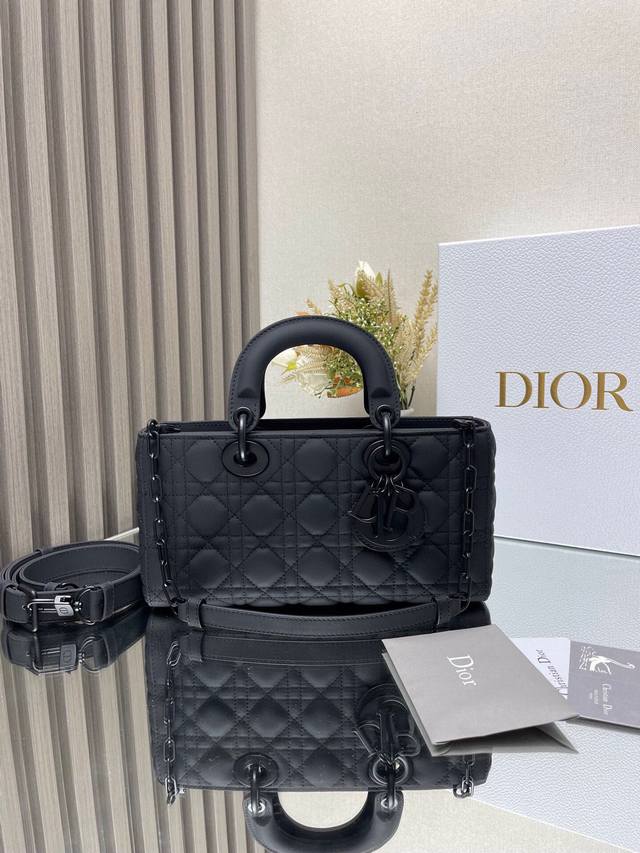 顶级原厂 配全套包装 中号 Lady D-Joy 手袋 磨砂黑 这款 Lady D-Joy 手袋凸显 Lady Dior 系列的简约美学,集中体现了 Dior 顶级原厂 配全套包装 中号 Lady D-Joy 手袋 磨砂黑 这款 Lady D-Joy 手袋凸显 Lady Dior 系列的简约美学,集中体现了 Dior