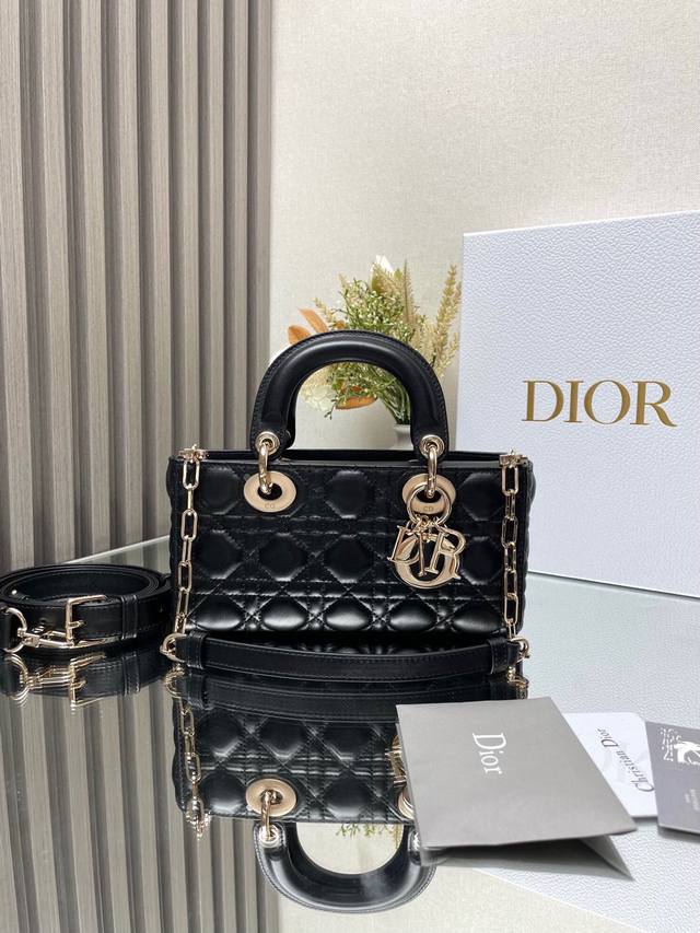 顶级原厂 配全套包装 22Cm Lady D-Joy 手袋 黑色小羊皮 这款 Lady D-Joy 手袋凸显 Lady Dior 系列的简约美学，集中体现了 D