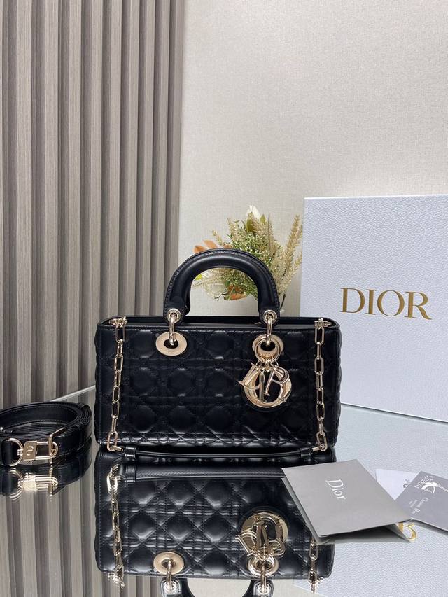 顶级原厂 配全套包装 26Cm Lady D-Joy 手袋 黑色小羊皮 这款 Lady D-Joy 手袋凸显 Lady Dior 系列的简约美学，集中体现了 D