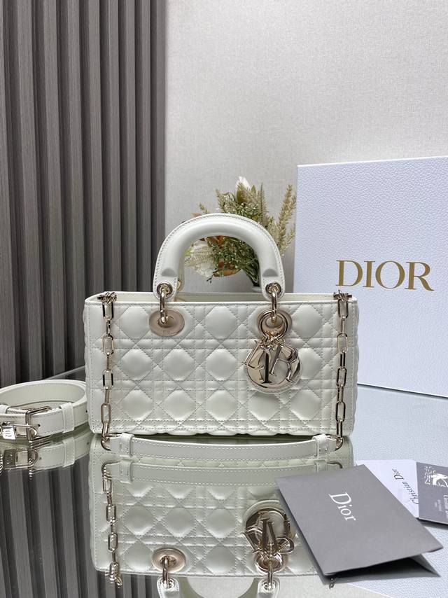 顶级原厂 配全套包装 26Cm Lady D-Joy 手袋 白色小羊皮 这款 Lady D-Joy 手袋凸显 Lady Dior 系列的简约美学，集中体现了 D