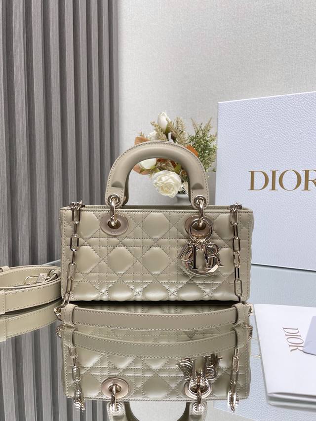 顶级原厂 配全套包装 中号 Lady D-Joy 手袋 杏色小羊皮 这款 Lady D-Joy 手袋凸显 Lady Dior 系列的简约美学,集中体现了 Dio 顶级原厂 配全套包装 中号 Lady D-Joy 手袋 杏色小羊皮 这款 Lady D-Joy 手袋凸显 Lady Dior 系列的简约美学,集中体现了 Dio
