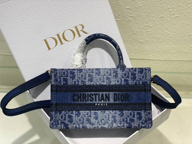 顶级进口原厂丹宁牛仔面料 配全套包装 Mini Tote 蓝色 Denim Dior Oblique 这款 Dior Book Tote 手袋是 Christi