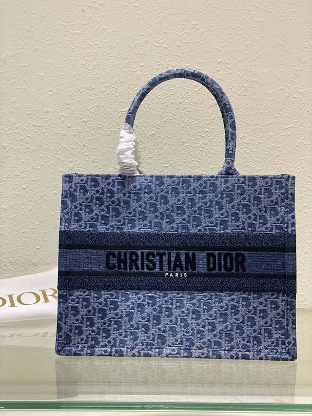 顶级进口原厂丹宁牛仔面料 配全套包装 这款 Dior Book Tote 手袋由 Dior 女装创意总监玛丽亚 嘉茜娅 蔻丽 Maria Grazia Chiu 顶级进口原厂丹宁牛仔面料 配全套包装 这款 Dior Book Tote 手袋由 Dior 女装创意总监玛丽亚 嘉茜娅 蔻丽 Maria Grazia Chiu