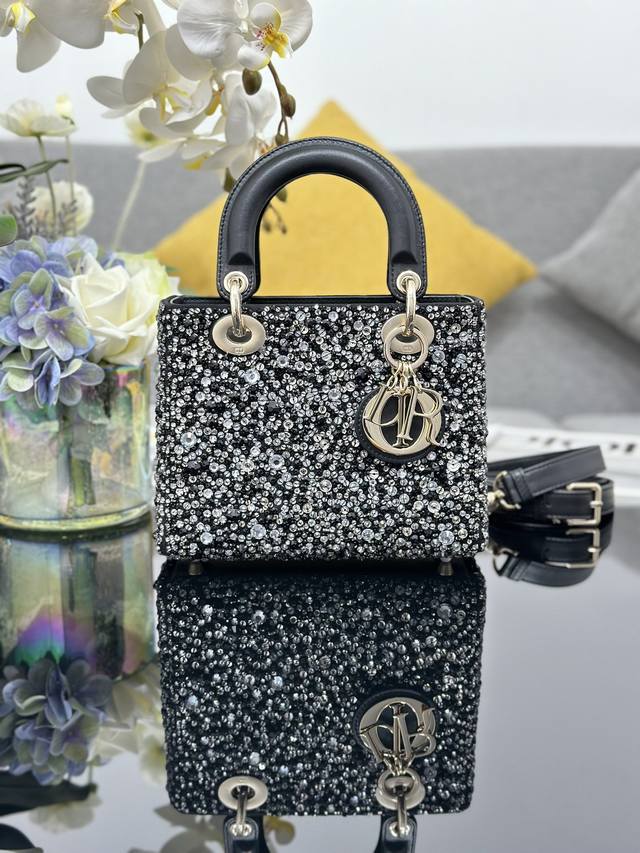 顶级原厂 配全套包装 Lady Dior 四格刺绣珠钻黑色、内里配羊筋，采用缎面材质精心制作，二十七种大量不同珠饰刺绣而成，搭配同色调光泽牛皮革手柄，彰显 Di