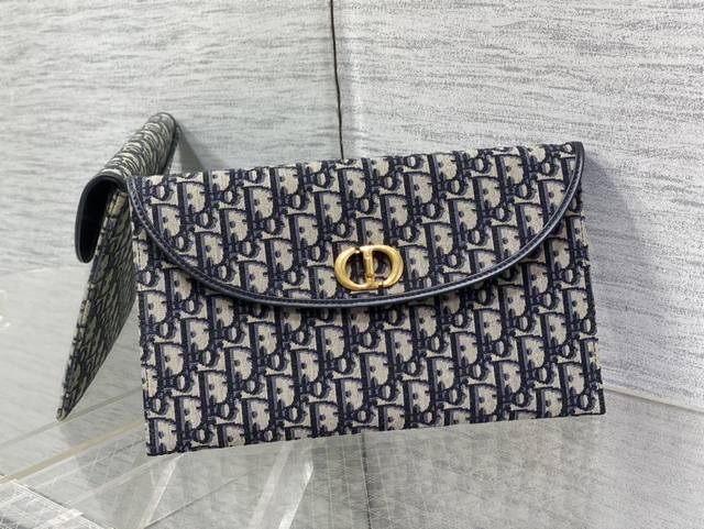 顶级原厂 配全套包装 现货 30 Montaigne系列翻盖手拿包,采用经典Oblique 老花面料精心制作,饰以其同名系列的经典标识,包括翻盖上的金色饰面金属 顶级原厂 配全套包装 现货 30 Montaigne系列翻盖手拿包,采用经典Oblique 老花面料精心制作,饰以其同名系列的经典标识,包括翻盖上的金色饰面金属