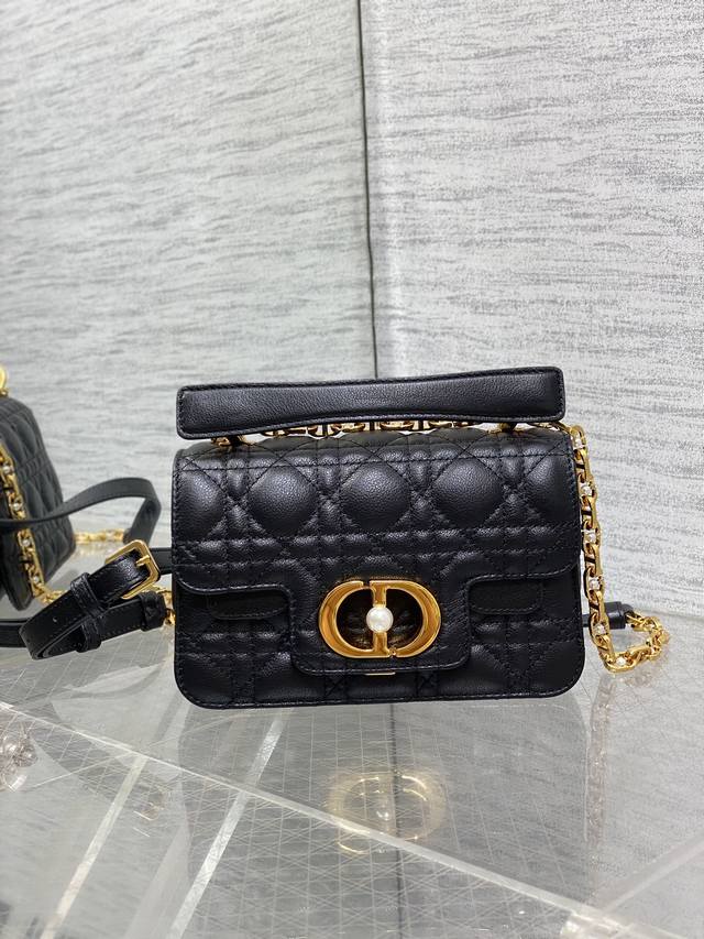 顶级原厂 配全套包装 小号现货 Jolie系列珍珠链条包,又一个必收款,全新翻盖包型,经典的藤格纹,大Logo字母珍珠锁扣,看一眼轮廓就已经心动,肩带的每一个金 顶级原厂 配全套包装 小号现货 Jolie系列珍珠链条包,又一个必收款,全新翻盖包型,经典的藤格纹,大Logo字母珍珠锁扣,看一眼轮廓就已经心动,肩带的每一个金