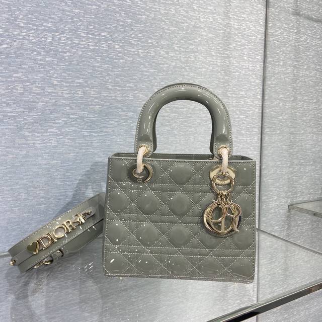 顶级原厂 配全套包装 Lady Dior 20Cm 漆皮 戴妃包 4格 采用进口原色藤格纹漆皮材质 搭配可个性化宽肩背带 淡金色金属配饰 26个字母和5个幸运符