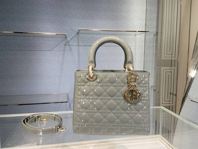 顶级原厂 配全套包装 五格 Lady Dior 手袋 岩石灰漆皮牛皮革藤格纹、细长的可调节、可拆卸肩带、内部拉链口袋和贴袋 可手提、肩背或斜挎 可替换为其他肩带