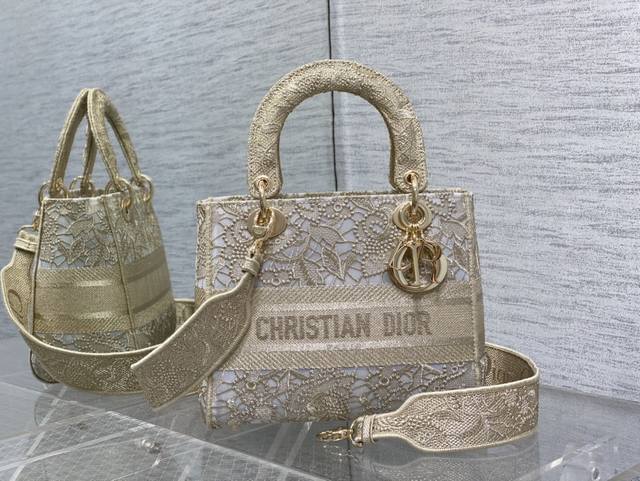 顶级原厂 配全套包装 Lady最新蕾丝系列，仙气满满的，经典的图形刺绣，精湛的工艺，完美的配色，整体时尚又复古，高级又浪漫 Size: 24Cm